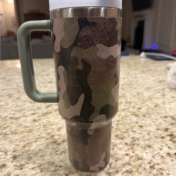 Stanley Green Camouflage Tumbler with Handle - Picture 2 of 3